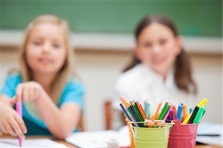 Pencil holders on table of painting elementary students Foto de stock - Sin royalties Premium, Código: 6109-06007593