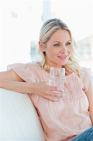 simsearch:6109-06194711,k - Blonde female with a glass of water Foto de stock - Royalty Free Premium, Número: 6109-06194253