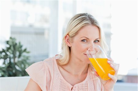 simsearch:6109-06194711,k - Blue eyes gentlewoman with orange juice Foto de stock - Royalty Free Premium, Número: 6109-06194268