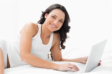 simsearch:6109-06194493,k - Sexy junge Frau mit ihrem Laptop auf ihrem Bett liegend Stockbilder - Premium RF Lizenzfrei, Bildnummer: 6109-06194284