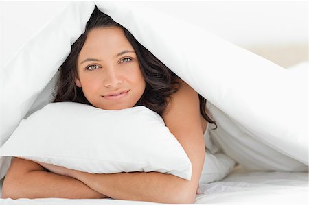 somnoliento - Smiling woman hugging a pillow Foto de stock - Sin royalties Premium, Código: 6109-06194202