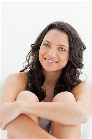 people smiling close ups - Close-up of a young brunette in her bed Foto de stock - Sin royalties Premium, Código: 6109-06194208