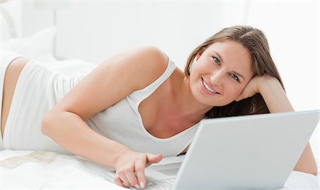 simsearch:6109-06194493,k - Porträt einer Frau, die auf ihrem Bett liegend, mit einem Personal computer Stockbilder - Premium RF Lizenzfrei, Bildnummer: 6109-06194465