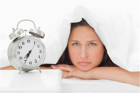 simsearch:400-04903814,k - Alarm clock with a woman sulking Foto de stock - Royalty Free Premium, Número: 6109-06194415