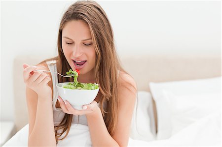 en-cas - Jolie femme mangeant un bol de salade Photographie de stock - Premium Libres de Droits, Code: 6109-06194424