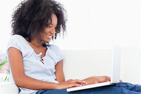 Fuzzy hair woman with a laptop Foto de stock - Sin royalties Premium, Código: 6109-06194580