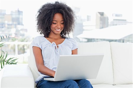 Close-up of a fuzzy hair woman using a laptop Foto de stock - Sin royalties Premium, Código: 6109-06194585