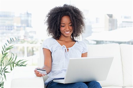 Fuzzy hair woman with a personal computer for shopping Foto de stock - Sin royalties Premium, Código: 6109-06194590