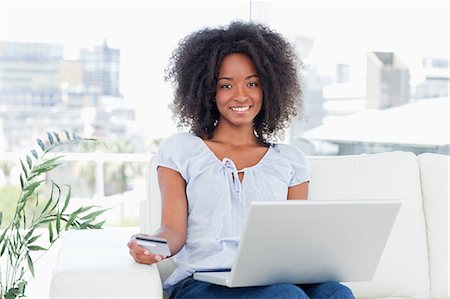 Portrait of a fuzzy hair woman shopping online Foto de stock - Sin royalties Premium, Código: 6109-06194592