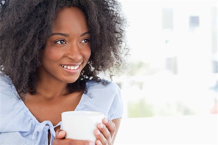 Gros plan d'une femme tenant un chocolat chaud Photographie de stock - Premium Libres de Droits, Code: 6109-06194679