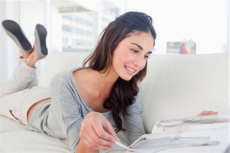 Beaming student leafing through a magazine Foto de stock - Sin royalties Premium, Código: 6109-06194793