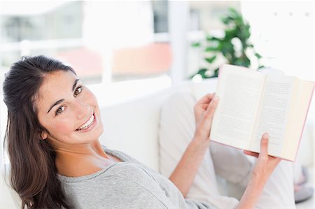 simsearch:6109-06194845,k - Portrait of a brunette enjoying a book Foto de stock - Sin royalties Premium, Código: 6109-06194863