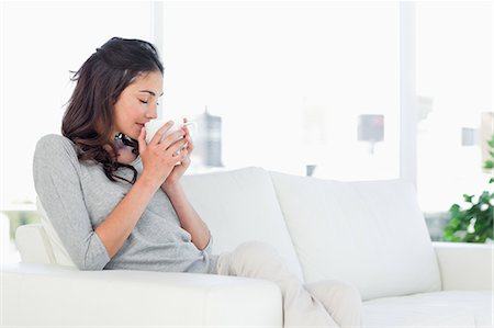 simsearch:6109-06195069,k - Young woman smelling her tea Foto de stock - Royalty Free Premium, Número: 6109-06194820