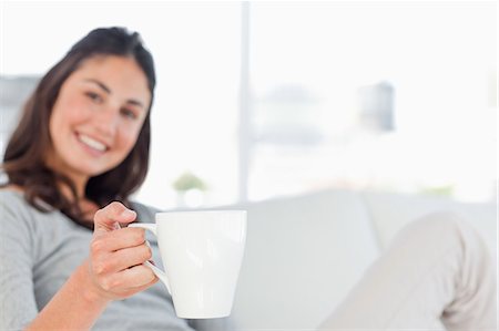 Portrait d'une jeune femme qui offre une coupe Photographie de stock - Premium Libres de Droits, Code: 6109-06194831