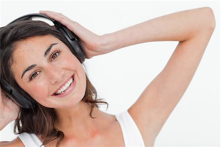 simsearch:6109-06194973,k - Portrait of a brunette listening to music Foto de stock - Sin royalties Premium, Código: 6109-06194967