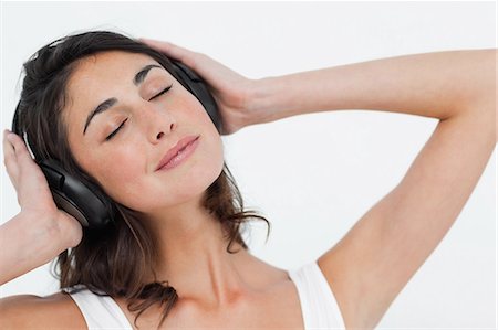 simsearch:6109-06194973,k - Close-up of a brunette listening to music Foto de stock - Sin royalties Premium, Código: 6109-06194966