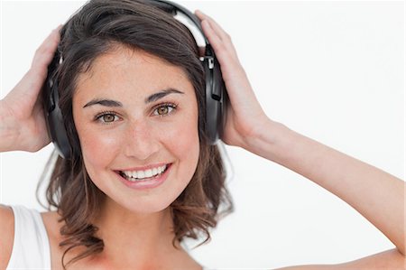 simsearch:6109-06194965,k - Close-up of a cute brunette listening to music Foto de stock - Sin royalties Premium, Código: 6109-06194969