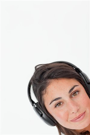 simsearch:6109-06194973,k - Close-up of a brunette wearing headphones Foto de stock - Sin royalties Premium, Código: 6109-06194971