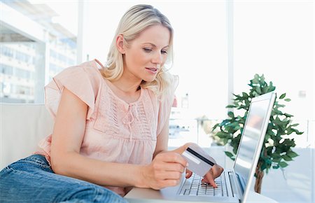 sitting on couch book - Blonde buying online Foto de stock - Sin royalties Premium, Código: 6109-06195042