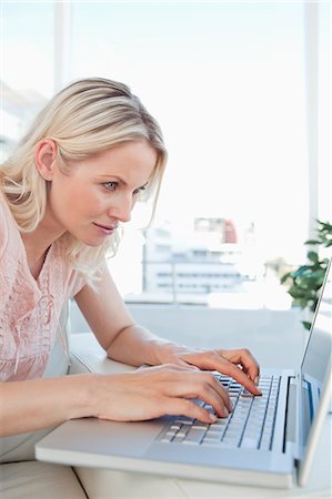 Concentrated blonde on a laptop Fotografie stock - Premium Royalty-Free, Codice: 6109-06195051