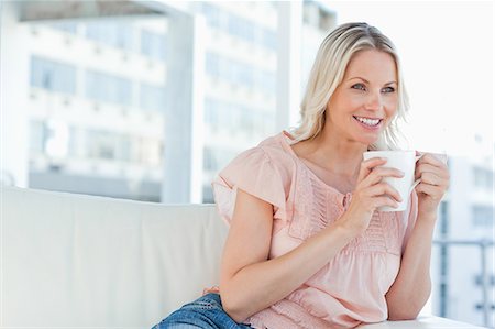 Blonde heureuse avec un cappuccino Photographie de stock - Premium Libres de Droits, Code: 6109-06195067