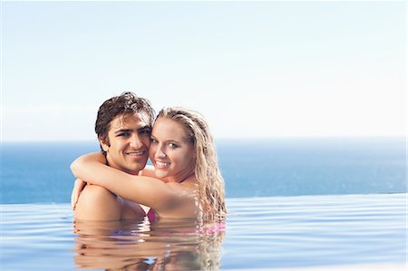 Couple heureux embrassant dans la piscine Photographie de stock - Premium Libres de Droits, Code: 6109-06195090