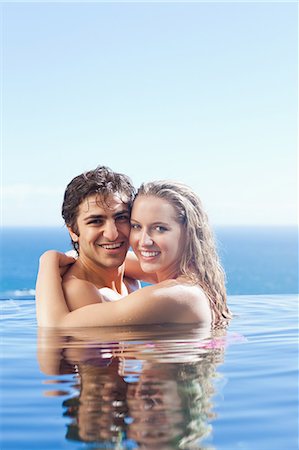 Couple souriant embrassant dans la piscine Photographie de stock - Premium Libres de Droits, Code: 6109-06195095