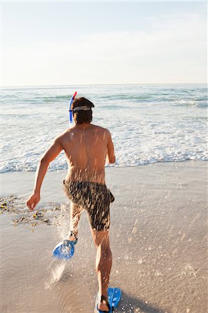 Young man running in the water with fins Foto de stock - Sin royalties Premium, Código: 6109-06195378