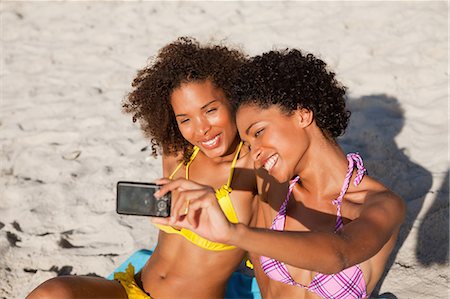 Jeunes femmes attirantes photographier eux-mêmes Photographie de stock - Premium Libres de Droits, Code: 6109-06195318