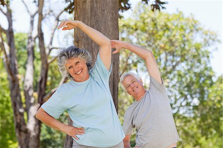 estiramiento - Smiling elderly man and woman are stretching outdoors Foto de stock - Sin royalties Premium, Código: 6109-06195454