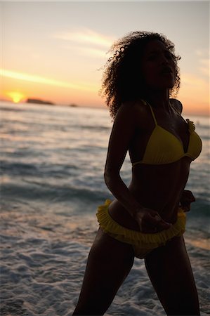 Young attractive woman standing in front of the ocean Foto de stock - Sin royalties Premium, Código: 6109-06195413