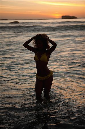 Young attractive woman standing in the water Foto de stock - Sin royalties Premium, Código: 6109-06195414