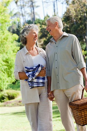 simsearch:6109-06004476,k - Old couple going having a picnic Stock Photo - Premium Royalty-Free, Code: 6109-06195425