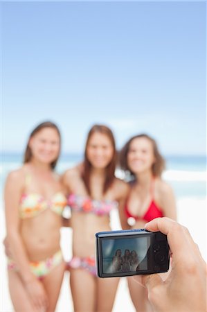 simsearch:6109-06195322,k - Camera taking a photo of three posing girls Foto de stock - Sin royalties Premium, Código: 6109-06195559