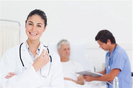 Smiling doctor holding a syringe Foto de stock - Royalty Free Premium, Número: 6109-06195678