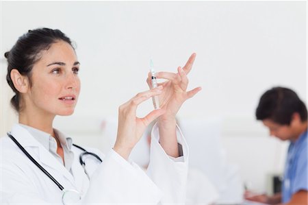 Médecin préparant une seringue Photographie de stock - Premium Libres de Droits, Code: 6109-06195681
