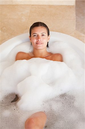 Femme relaxante dans la baignoire Photographie de stock - Premium Libres de Droits, Code: 6109-06195745