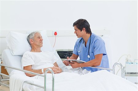 patient (homme malade) - Nurse and a patient looking at each other with serious expressions Foto de stock - Sin royalties Premium, Código: 6109-06195700