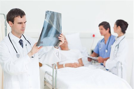 doctor observing a lady - Doctor examining a scan of lungs Foto de stock - Sin royalties Premium, Código: 6109-06195705