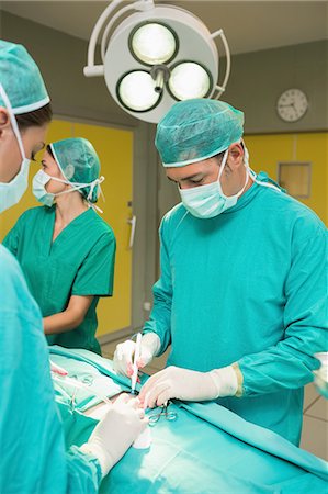 View a male surgeon holding a surgical tool Foto de stock - Sin royalties Premium, Código: 6109-06195856