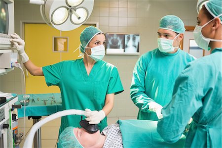 physicians in operating room - Chirurgiens en regardant le moniteur Photographie de stock - Premium Libres de Droits, Code: 6109-06195808