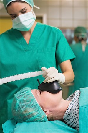 Nurse taking care of the patient oxygen mask Foto de stock - Sin royalties Premium, Código: 6109-06195819