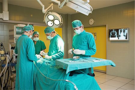 Concentrated surgeons operating Foto de stock - Sin royalties Premium, Código: 6109-06195826