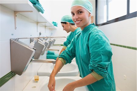 doctor in green uniform with hospital - Nurse washing hands Stock Photo - Premium Royalty-Free, Code: 6109-06195952