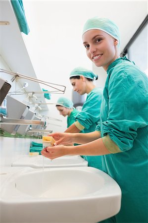 sterilizing - Close up of surgeons brushing hands Foto de stock - Sin royalties Premium, Código: 6109-06195958