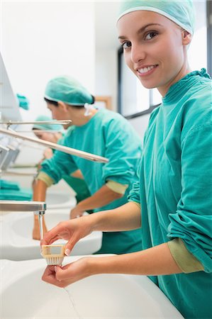 restregar - Close up of surgeons washing hands Foto de stock - Sin royalties Premium, Código: 6109-06195959