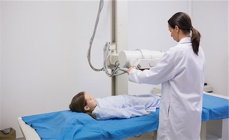 Arzt eine Röntgenaufnahme auf ein Mädchen zu tun Stockbilder - Premium RF Lizenzfrei, Bildnummer: 6109-06195987