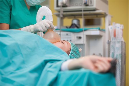 scalpel - Patiente inconsciente avec un masque à oxygène Photographie de stock - Premium Libres de Droits, Code: 6109-06195998