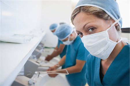 paño para lavarse - Female surgeon in a hospital washroom washing her hands with a mask Foto de stock - Sin royalties Premium, Código: 6109-06196043