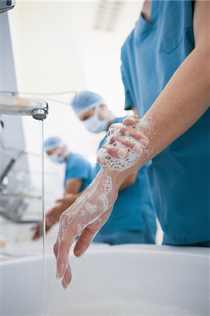 schaumstoff - Hospital surgeon washing hands Foto de stock - Sin royalties Premium, Código: 6109-06196040